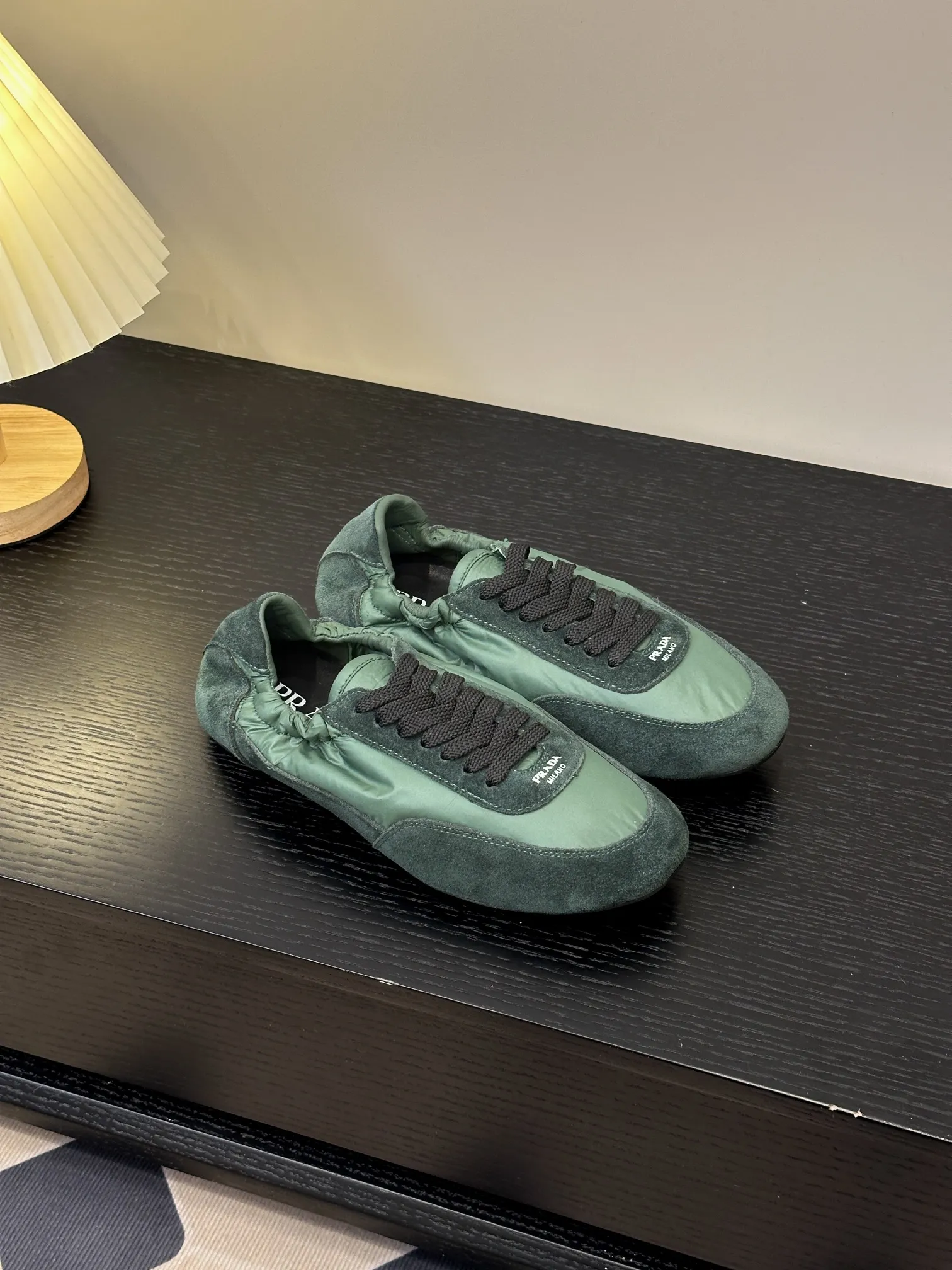 👟👟Ex-factory price 420👟👟 💠𝐏𝐑𝐀𝐃𝐀#Prada catwalk style lightweight thin-soled new moral training shoes casual shoes💠 outsole molded TPU❣️not made of rubber! The suede upper is textured, and the inner sheepskin is wrapped, which is soft and waxy. The insole is thickened with lambskin, which is extremely comfortable to step on, has a sense of support, and feels well wrapped. The shoe shape is full of wrapping, light, easy to wear, and practical. It is a casual shoe that makes you taller and longer legs! White is clean and refreshing, needed all year round, and can be easily worn with skirts and trousers. Upper: imported suede/original molded fabric. Lining: sheepskin. Outsole: TPU outsole! Different from cheap rubber soles on the market! Code number: 35-40 (40 customized)